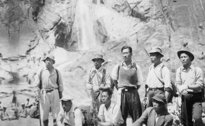1940년대 직원들과 금강산 구룡연에 올라간 모습