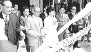 남산 어린이 회관 준공남산 어린이회관 상량식에 참석한 육영수 여사와 이재준회장(1970.7)