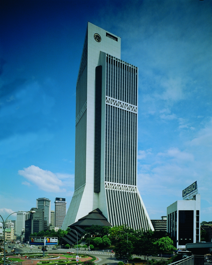 발주처: 말레이지아 은행 / 공사기업:  경남기업(주) / 공사기간:  1983/05/24 ~ 1987/04/15 / 계약금액: 93,980천미불<br/>연면적 5만 4,000평의 지상 55층, 지하 3층으로 건물높이 288m인 말레이시아 은행 본점 신축 공사