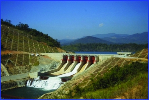 발주처: 베트남 전력청 / 공사기간:  1997/04/30 ~ 2000/04/30 / 계약금액: 39,761천미불<br/>Kumagai(일본) 및 Astaldi(이탈리아)와 JV로 참여한 공사로서 댐, 터널, 도로 등을 포함하는 수력발전소 건설 공사