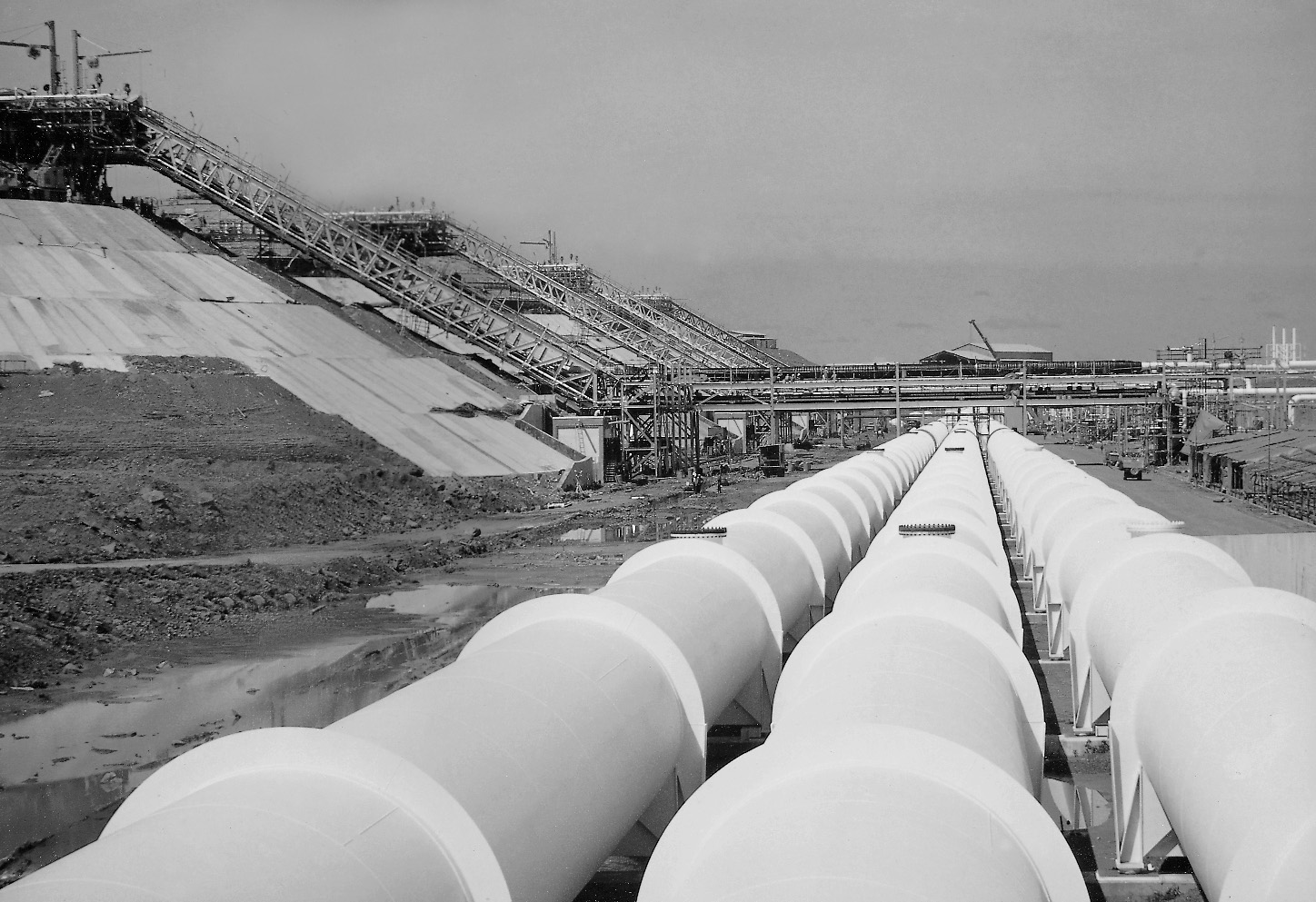 발주처: MALAYSIA LNG SDN BHD / 공사기업:  디엘이앤씨(주) / 공사기간:  1979/09/28 ~ 1984/09/20 / 계약금액: 326,456천미불<br/>연산 600만t 규모의 생산 능력을 갖춘 천연가스액화공장(M-LNG) 건설 공사
