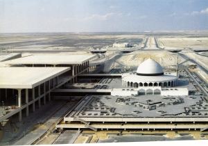 발주처: 국방항공성(MODA) / 공사기간:  1985/06/04 ~ 1993/08/14 / 계약금액: 72,756천미불<br/>Runway, Taxiway, Access Road, Bridge를 포함하는 킹파드 국제공항 활주로 및 도로 공사