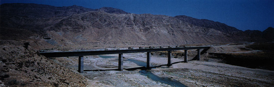 발주처: 도로운수성 / 공사기간:  1984/05/01 ~ 1989/12/31 / 계약금액: 104,390천미불<br/>이란 남부도시 Bandar Abbas와 내륙 북방 약 200km지역에 위치한 Bafq시를 연결하는 철도사업중
제 6공구에 해당하는 공사로서, 연장 37km의 철도부설을 위한 노반조성공사