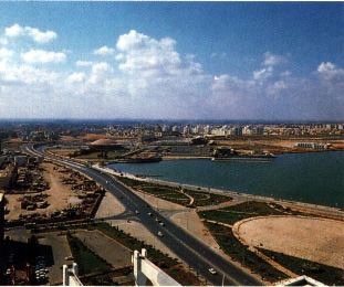 발주처: 트리폴리 주정부 / 공사기간:  1988/07/19 ~ 1995/02/25 / 계약금액: 107,793천미불<br/>트리폴리 3개 지역(Abu-Salim, Souk Al Jumah, Tripoli시내 중심가)의 약 1,400,000㎡의 도로포장 및 보수, 상하수도시설, 가로등 설치 공사