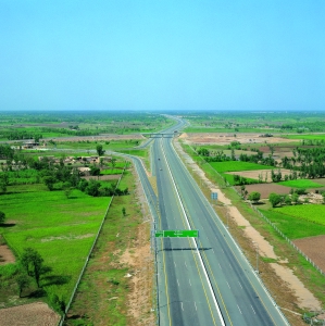 발주처: 고속도로청 / 공사기간:  1992/04/01 ~ 1997/11/26 / 계약금액: 1,197,693천미불<br/>수도 Islamabad와 제2의 상업도시 Lahore간 약 357㎞ 규모의 6차선 고속도로 건설 공사
