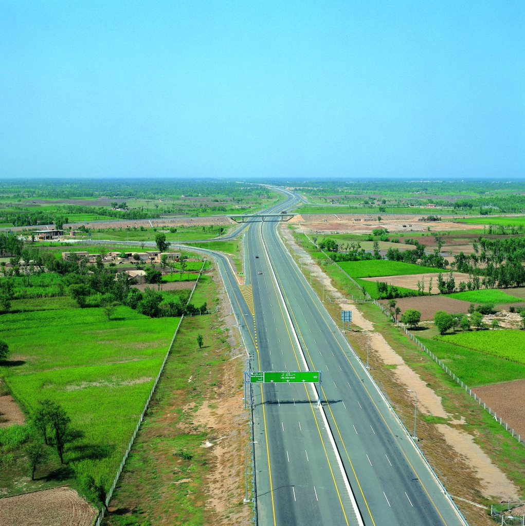 발주처: 고속도로청 / 공사기업:  (주)대우건설 / 공사기간:  1992/04/01 ~ 1997/11/26 / 계약금액: 1,197,693천미불<br/>수도 Islamabad와 제2의 상업도시 Lahore간 약 357㎞ 규모의 6차선 고속도로 건설 공사
