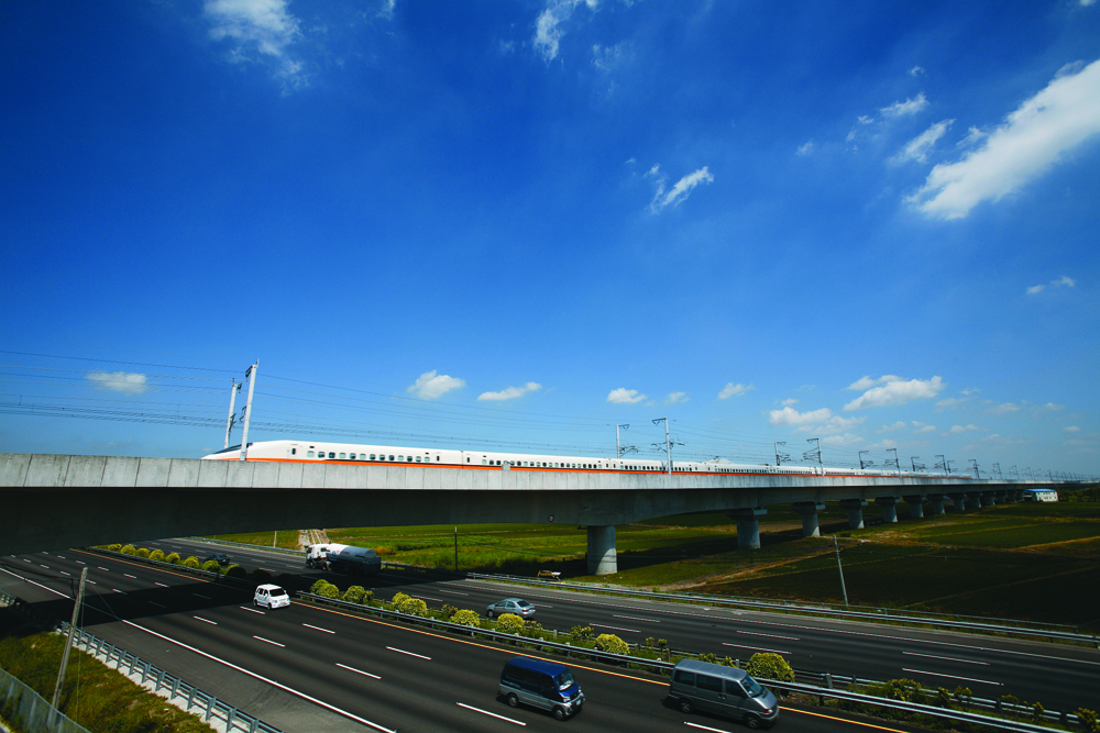 발주처: Taiwan High Speed Rail Corporation / 공사기업:  두산에너빌리티(주) / 공사기간:  2000/03/01 ~ 2004/05/28 / 계약금액: 170,083천미불<br/>총연장 34.4km, 전구간 고가교량(Viaduct)을 포함한 고속철도 건설 공사