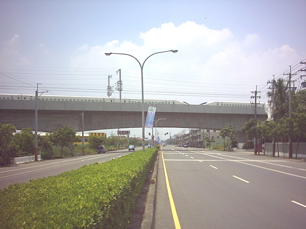 발주처: Taiwan High Speed Rail Corporation / 공사기업:  두산에너빌리티(주) / 공사기간:  2000/03/01 ~ 2004/05/28 / 계약금액: 170,083천미불<br/>총연장 34.4km, 전구간 고가교량(Viaduct)을 포함한 고속철도 건설 공사