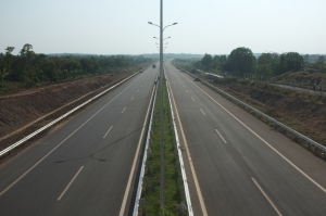 발주처: Vietnam Expressway Corporation / 공사기간:  2010/11/04 ~ 2016/06/30 / 계약금액: 72,848천미불<br/>총연장 17.183km, 4차로(27.5m), 교량 3개소, 인터체인지 2개, 휴게소 2개를 포함한 고속도로 공사