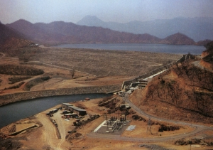 발주처: 전력국 / 공사기간:  1981/09/22 ~ 1986/03/24 / 계약금액: 94,366천미불<br/>미얀마 관개국 및 전력공사가 발주한 공사로서 냐옹갸트 다목적댐 건설 공사(미얀마 최초 진출공사)