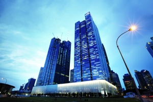 발주처: Asia Square Tower 2 Pte. Ltd. / 공사기간:  2011/04/01 ~ 2013/08/31 / 계약금액: 345,333천미불<br/>연면적 28,395㎡의 호텔과 연면적 68,148㎡의 오피스를 포함하는 총 46층 규모의 건축 공사