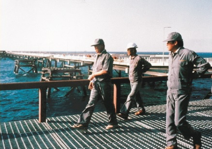 사우디 쥬베일 산업항 현장에서 시찰하는 정주영 회장(1975)