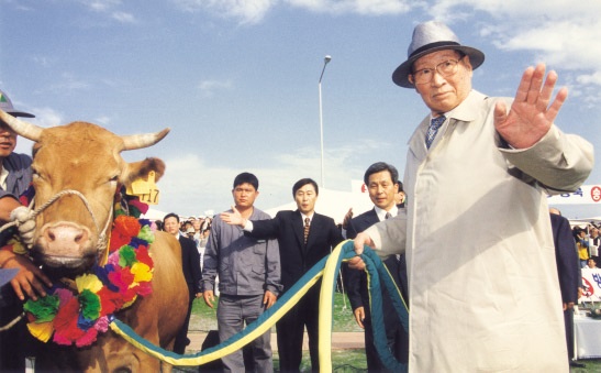 방북중인 정주영 회장(1998)