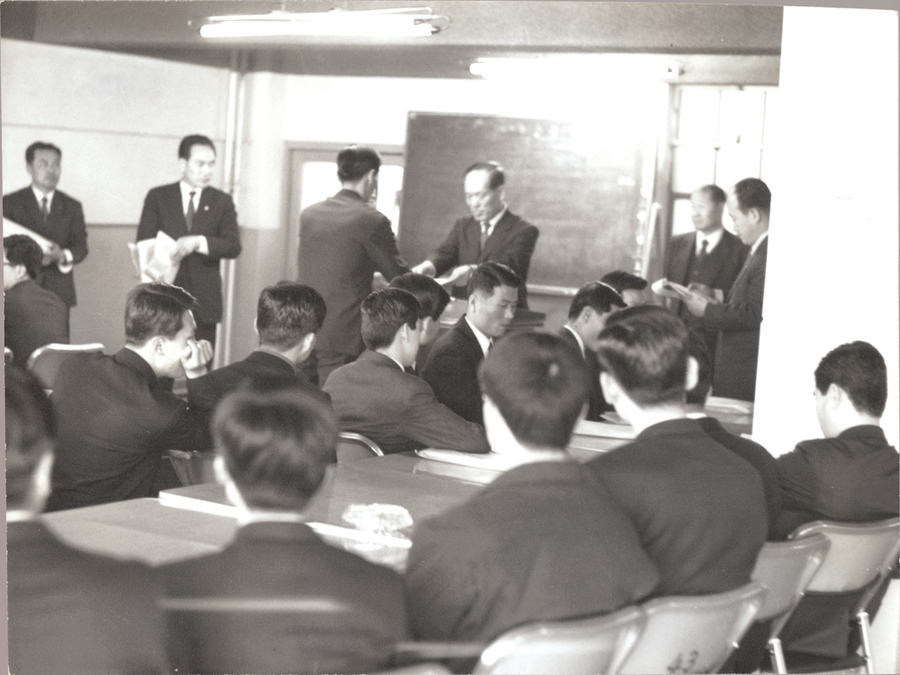 신입사원 발령장 수여식(1971.2)