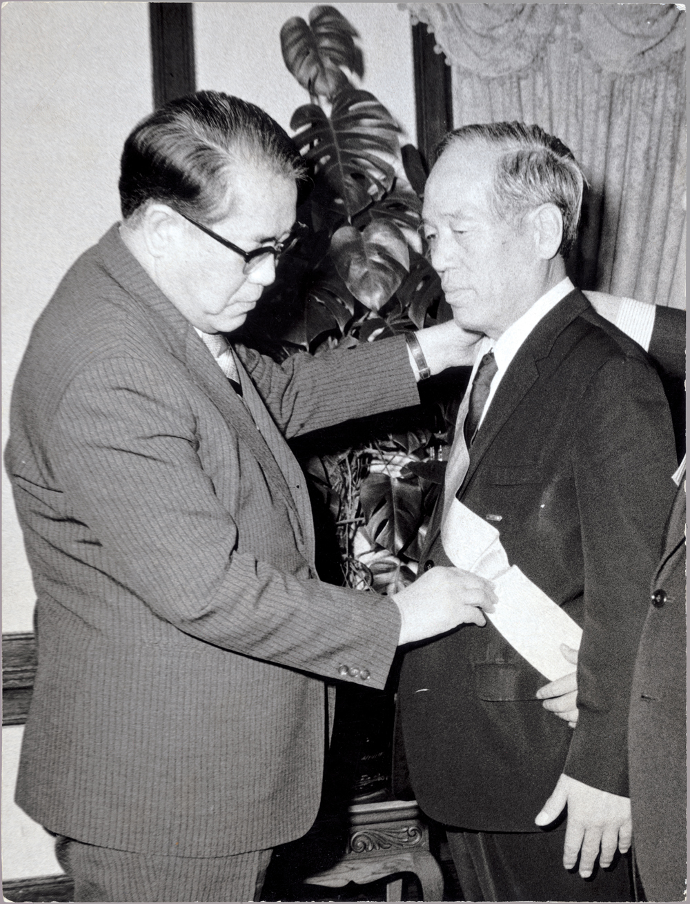 금탑산업훈장수상(1976.11)